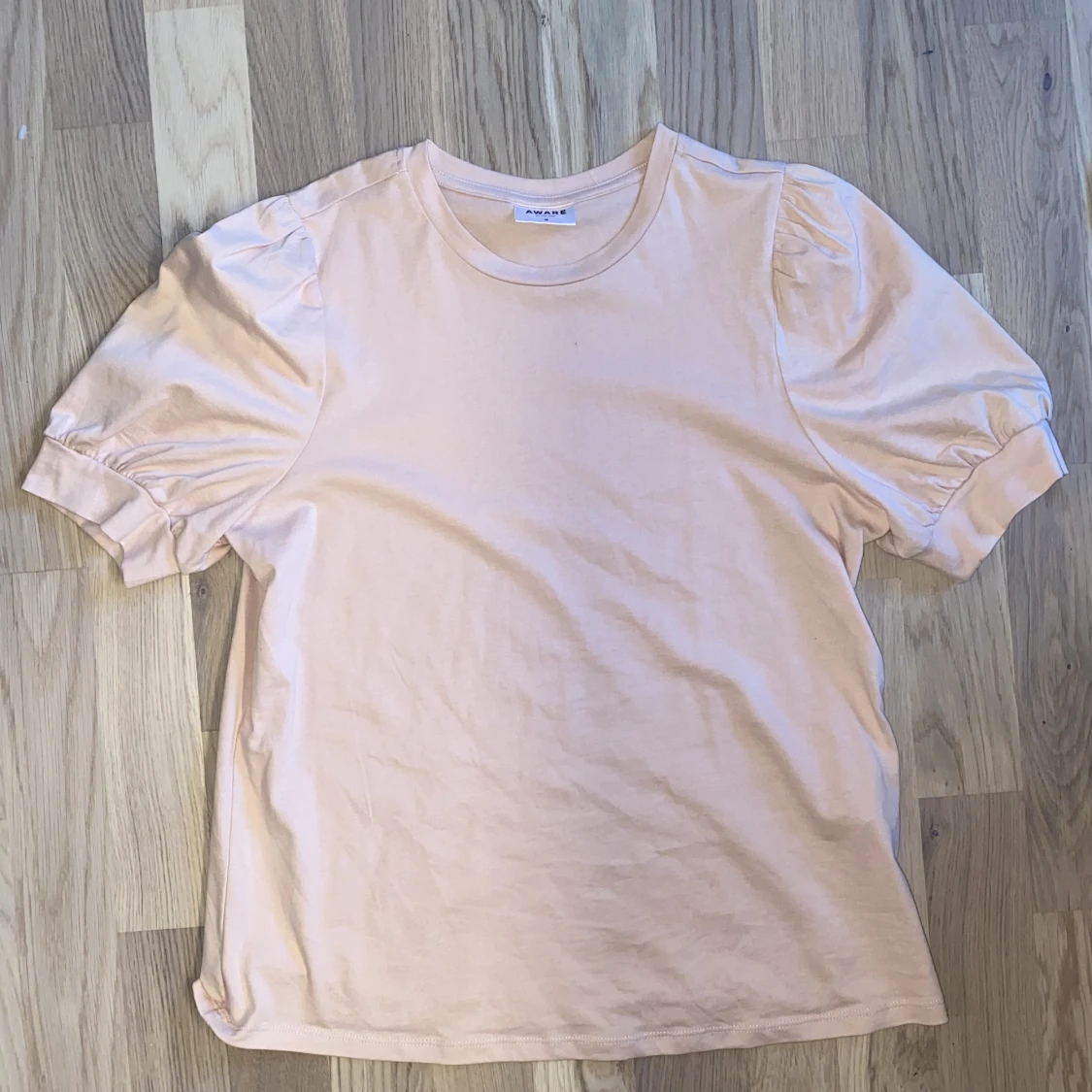 Ljusrosa topp med puffärmar - Vero Moda - 90