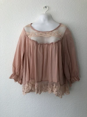 Blus med spets - Blus med spets . Storlek 38