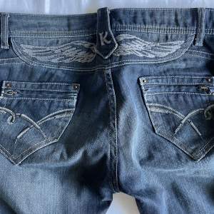 Säljer dessa super coola jeans från kaporal med detalj på baksidan💕 De passar bra i längden på mig som är 168 ungefär men kan även passa lite längre💕