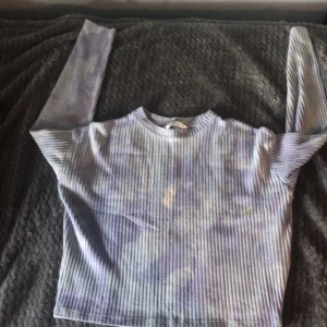 Fin tröja - En fin kofta till sena sommarkvällar. Den är en blandning mellan blå, vit och lila. Den är från H&M och i storlek 13-14 år! Skickas samma dag som köp!