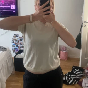 Stickad T-shirt  - En beige tunn stickad T-shirt som inte kommer till användning❤️