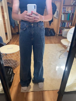 Vida jeans  - Höga, väldigt vida, blå jeans 👖 Jag har sytt upp dom själv men de är fortfarande väldigt långa på mig. 