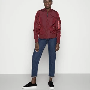 Alpha jacka  - bomber jacka den är röd och är bra skick 