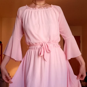 Klänning Rosa Mesh S-M Nyskick  - Säljer denna super snygga ljusrosa mesh klänning. Klänningen är perfekt nu till sommaren och är i nyskick. Har ett band som kan knytas fram eller bak⚘❤ Size S-M.   Vid frågor eller funderingar kontakta mig gärna 🤝  Ha en trevlig dag   🌞