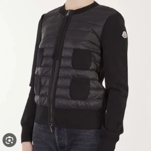 Moncler cardigan  - Säljer min moncler cardigan, i stl S/M! Köpt för nån dag sen säljer pga att jag köpt ett likande så har ingen behov av denna💕