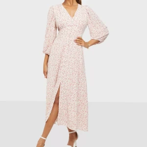 Neo Noir klänning💫 - Finaste klänningen ”Olana ditsy flower dress” från Neo Noir som liknar Adoore🥰 använd någon enstaka gång och är i perfekt skick! Storlek 38 och passar både S-M!