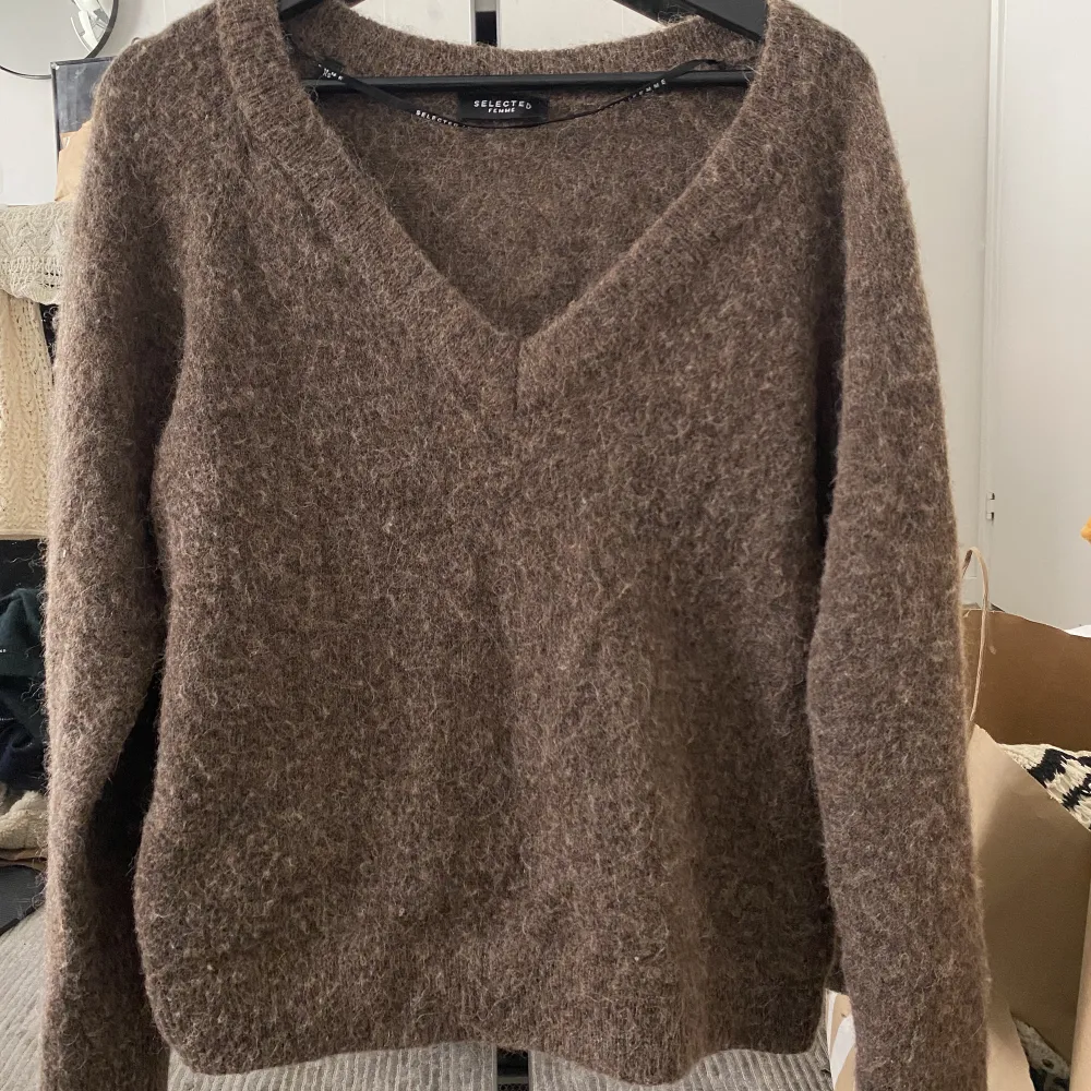 Stickad Tröja i ull och mohair blandning från secon female i brun. Neuleet.