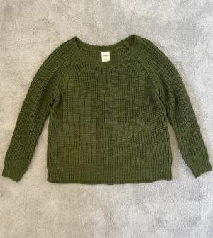 Mörkgrön stickad tröja från kollektionen we ♡ knit, clockhouse skriv gärna pv ifall ni har frågor 🙌