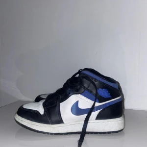 Jordans - Jordans 1 White racer blue.  Använda några gånger men är i bra skick! Köpta från restocks.