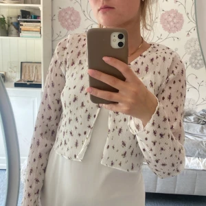 Genomskinlig kofta - Blommig, långärmad tröja som aldrig är använd