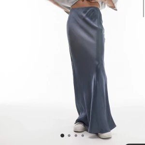 Topshop maxikjol - Perfekta kjolen inför sommaren som tyvärr inte kommer till användning då den är aningen kort på mig som är lång (178cm)! Passar nog bäst för dig som är 160-170cm. Tjejen på bilden är 169! 