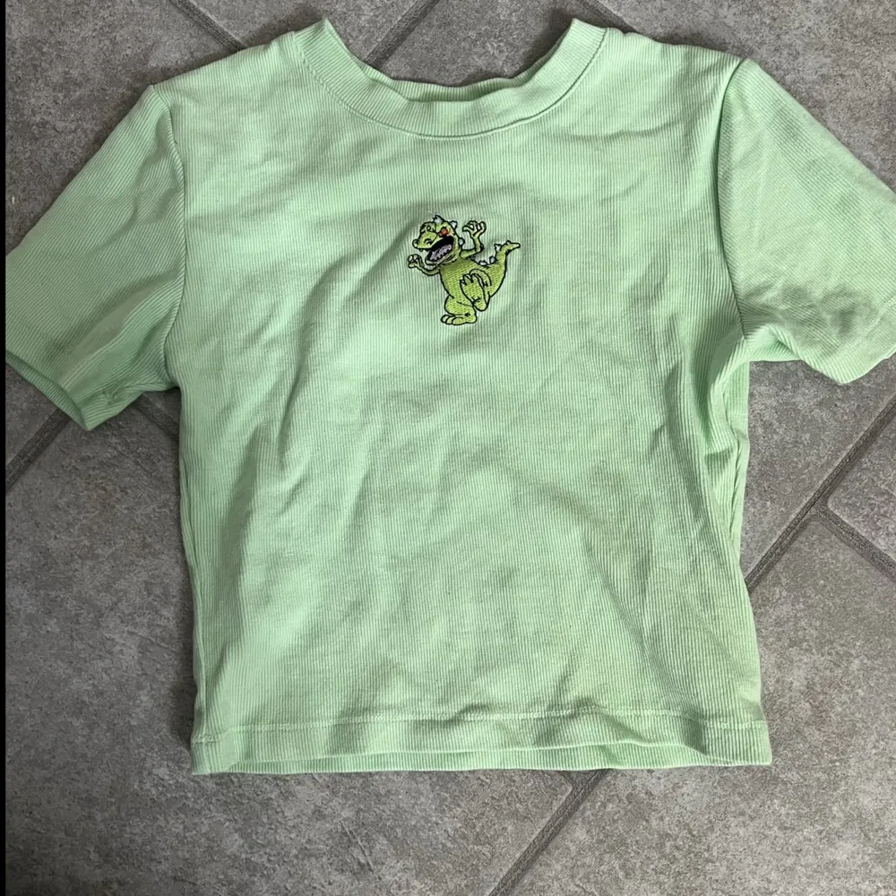 Söt t- shirt med en dinosaurie på, använd 1 gång. Köparen står för frakt!. T-shirts.