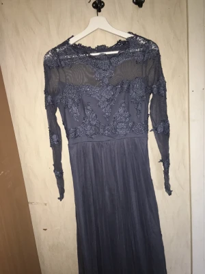 Blå broderad skir långklänning, klänning, Vila storlek M - Broderad långklänning  Märke: vila Storlek: M Färg: blå Skick: aldrig använd 