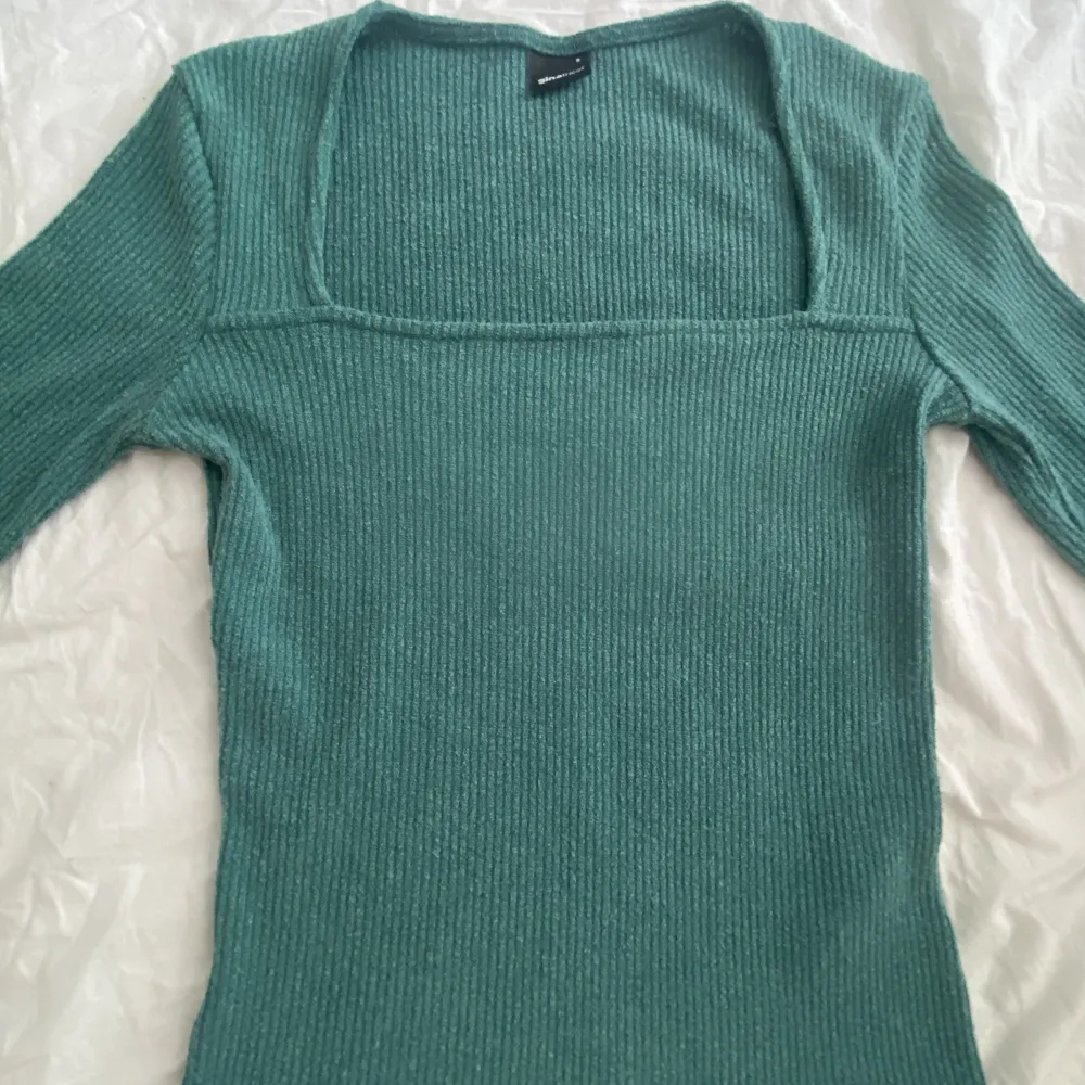 Säljer denna as snygga gröna tröja frun Gina tricot för den inte kommer till användning. Nästan oanvänd och orginalpriset är ungefär 240 så jag säljer för halva.. Toppar.