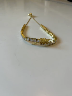 Wong dragon tennis braclet - Riktigt fint och vackert armband från aporro. Fina detaljer och är i  Grymt skick och knappt använt! Man kan justera storleken på armbandet. Bör passa alla!