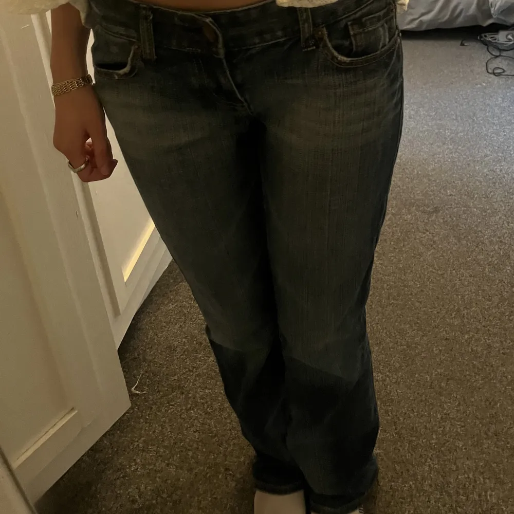 Supersnygga jeans som är flared! Innerbenslängden är 82cm, stor ej storlek på de men de skulle säga ungefär S. Jeans & Byxor.