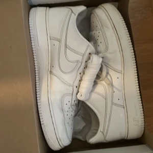 Air force one - Ett par air force one som inte kommer till användning. Finns små skavanker som bara syns om man kollar riktigt nära. Just denna modell heter air force one ”fresh” och ska vara enklare att rengöra än vanliga. Helt nya skosnören tillkommer. Köpt för 1350kr.