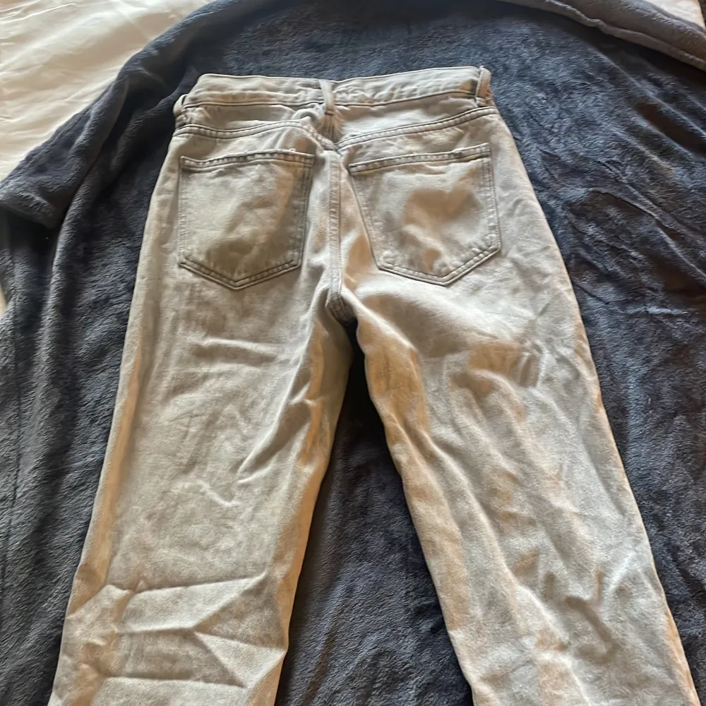 Säljer mina jeans på grund av att dem inte kommer till användning. De är använda ett fåtal gånger. Bra längd på mig som är 166 cm. . Jeans & Byxor.