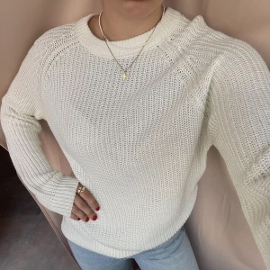 Vit stickad tröja 🤍 - En enkel vit/créme stickad tröja från lager 157! Änvänd någon enstaka gång men är som ny! Är i storlek M! 🤍