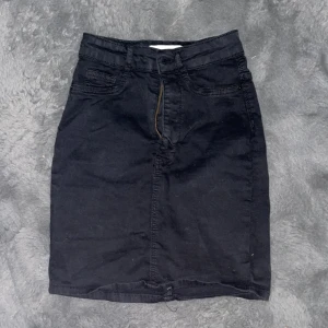 jeanskjol - jeanskjol från gina. använd 1 gång tror jag🫶🏻 ger kroppen en smickrande figur!