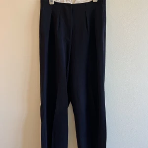 Byxor Arket - Mörkblå kostymbyxor från Arket i gott skick.