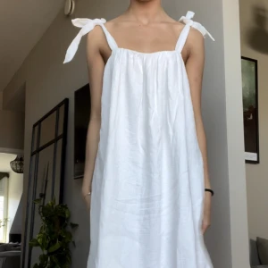 Sommarens klänning!  - Så fin!! Vit luftig klänning, passar även dej som är i den store sizen😍och super lång på mej som är 170, från Lojsan Wallins kollektion 