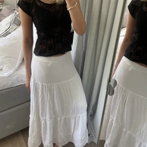 Stradivarius Långkjol - Helt ny kjol med tag kvar. As vacker men tyckte den var lite för kort på mig som är 173cm. Perfekt nu till sommaren! Hör av er vid frågor!! Köparen står för frakten!!💕