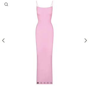 Skims klänning - Säljer en skims klänning i färgen ”cotton Candy” i storlek S då jag inte kände att det riktigt var min stil. Köpt för 915kr så säljer för samma då den endast är testad. Prislappen är kvar och påse finns också kvar 💕💕💕💕