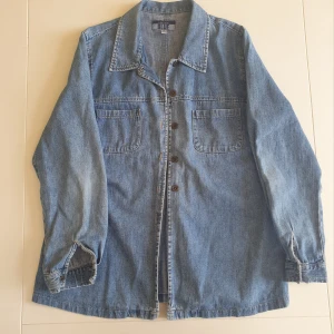 Jeansskjorta  - Ljusblå jeansskjorta. Kan skicka fler bilder och tänka mig sänka priset. Hör av dig vid intresse!