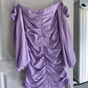 Lila klänning från Gina  - Aldrig använd