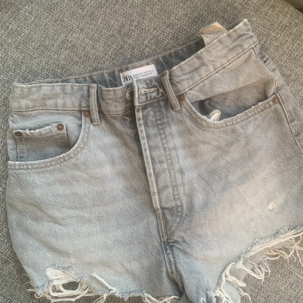 Säljer de snyggaste slutsålda grå jeansshortsen från Zara då de tyvärr va för små på mig. . Shorts.