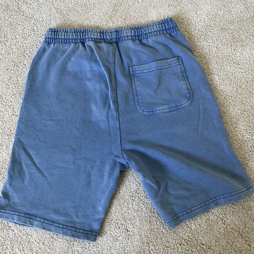 Tja! Säljer nu mina jättesnygga blåa lyle & scott shorts som är sparsamt använda. De är i storlek 14/15 years. Säljer pga att de är för små. Hör av er vid frågor!  Mvh . Shorts.