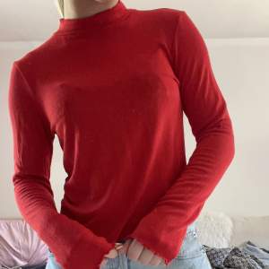 Tunnare tröja från Gina tricot i storlek M. Sparsamt använd 