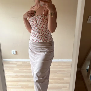 Zara topp  - Super fin blommig topp till sommaren från Zara. Lappen sitter kvar och aldrig använd. Original pris 259kr. Skriv gärna vid frågor eller funderingar 🫶🏼🥰