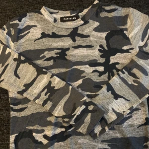 Sweatshirt - Snygg och cool sweatshirt! Använd men ändå bra kvalitet. För dam, strl xs och är perfekt till sommarkvällarna!