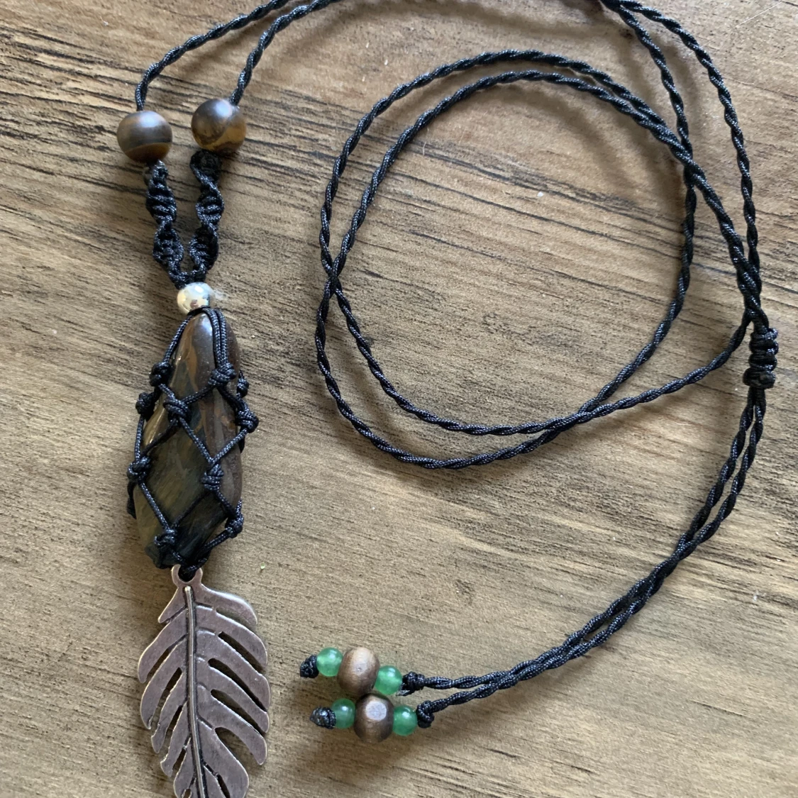 Falköga kristallhalsband