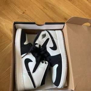 Air Jordan 1 mid Diamond  - 10/10 ny skick Inte använt nån gång. 