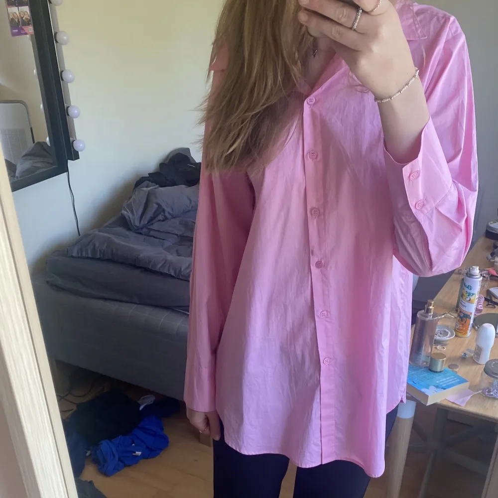 Ja säljer min rosa oversize skjorta från Lindex för att den inte kommer till andväning. Köpt förra sommaren och aldrig använts.. Skjortor.