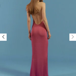 Rosa klänning  - Helt nyklänning från vero Moda, aldrig använd.  Nypris: 699kr Storlek Xs