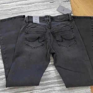 Ltb jeans💕 - Säljer dessa lågmidjade ltb valerie jeans då de inte kommer till användning💗använda max tre gånger och är som nya!! skriv gärna för bilder hur de ser ut på💕