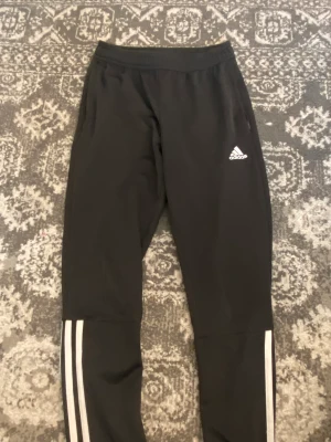 Adidas - Svarta snygga Adidasbyxor. Jätte sköna men har blivit lite för korta på mig. Ord pris = 200kr💗💗