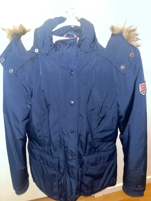 Vinterjacka  - Stor varm vinterjacka från Tommy Hillfiger