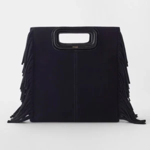 M Maje väska - Det är en mörkblå stor maje väska i mocka som är köpt för 6 månader sedan. Den är köpt i New York för $395. Den har inga större defekter kan skicka bild på de som finns. Pris kan diskuteras men inte under 2000kr. Byter gärna mot någon annan väska❤️