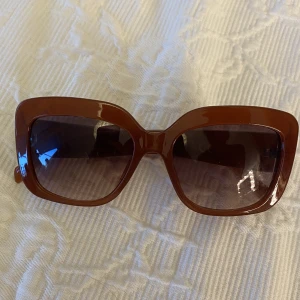 Chimi liknande glasögon  - Så söta chimi liknande solglasögon. Bågarna är något lösa annars i fint skick, inga repor osv. Skriv privat bilder med dem på💗