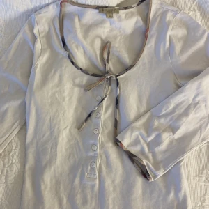 Burberrry tröja - Ass fin trekvartsärmad burberry tröja med fin snörning! Inte helt säker på att den är äkta därav priset, (köpt secondhand). Väldigt bra kvalitet, endast använd fåtal gånger av mig👌🏻