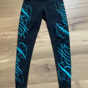 Superfina tights i fint skick, storlek xs. Dragkedja längst ned på benen och låga i midjan. Snygg text på sidan som smickrar.  Samfraktar!