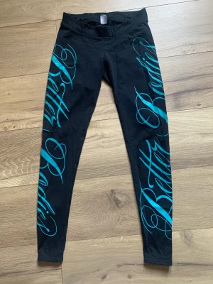 Better Bodies tights träningstights xs låga - Superfina tights i fint skick, storlek xs. Dragkedja längst ned på benen och låga i midjan. Snygg text på sidan som smickrar.  Samfraktar!