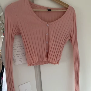 Tröja - Jätte söt typ magtröja med lite ribbat mönster. Jättefin rosa!