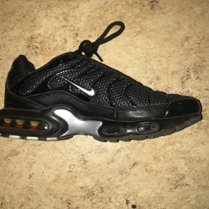 Tn skor svarta och silver. - Skorna är storlek 42 och är nästan splitter nya.