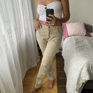 Beige jeans - Beige jeans från nmärket cellbes. Storlek 40 med resår i sidorna så kan säkert passa en storlek upp eller ner. Jag är 176 cm lång. Köpare betalar frakt. 